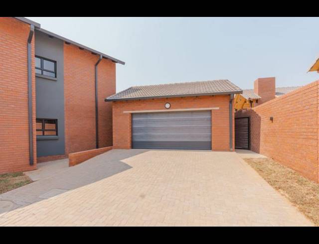 3 BEDROOM CLUSTER FOR SALE IN OLYMPUS AH